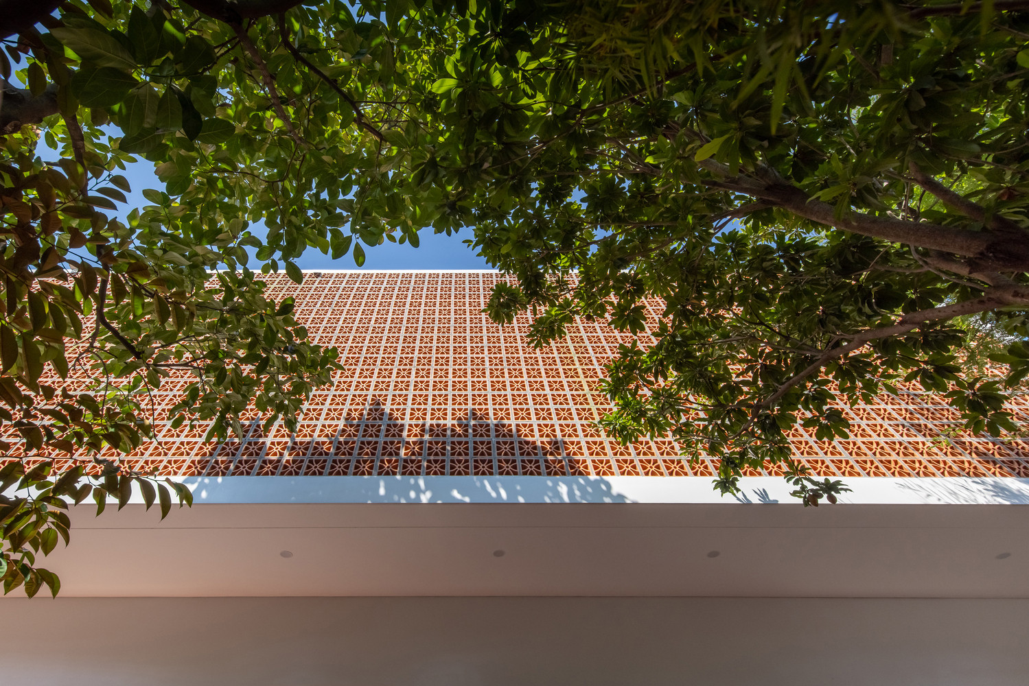 Ấn tượng ngôi nhà ở nông thôn với gạch đỏ, cầu thang trắng xoắn ốc-5