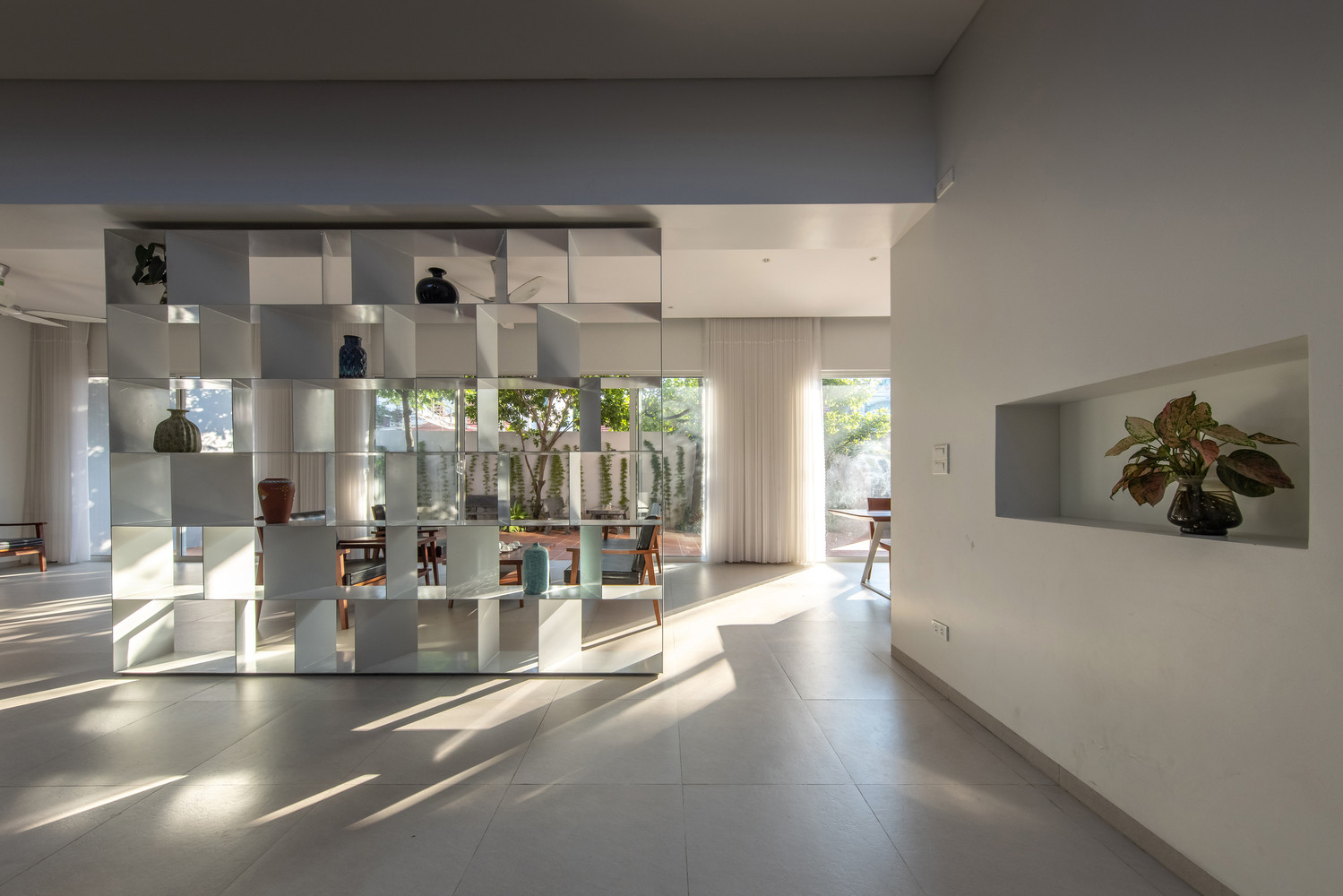 Ấn tượng ngôi nhà ở nông thôn với gạch đỏ, cầu thang trắng xoắn ốc-7