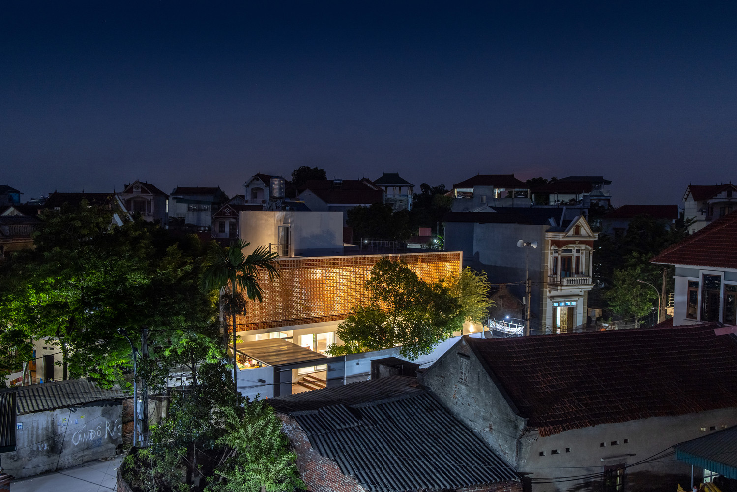 Ấn tượng ngôi nhà ở nông thôn với gạch đỏ, cầu thang trắng xoắn ốc-12