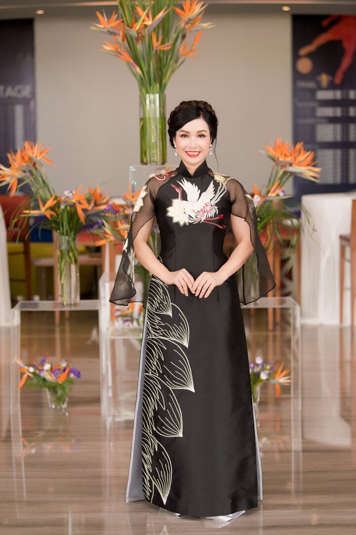 Hoa hậu Việt Nam đầu tiên tuổi 53 hạnh phúc bên chồng tiến sĩ và các con-10