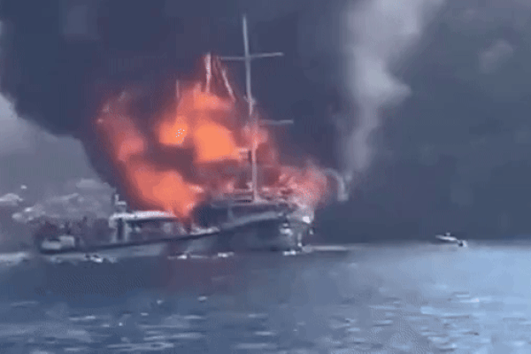Tàu du lịch bốc cháy ngùn ngụt, du khách nhảy xuống nước thoát thân