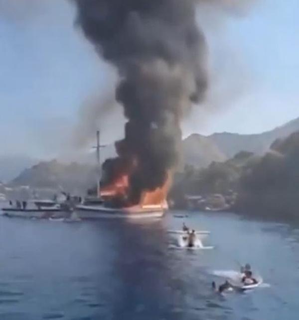 Tàu du lịch bốc cháy ngùn ngụt, du khách nhảy xuống nước thoát thân-1