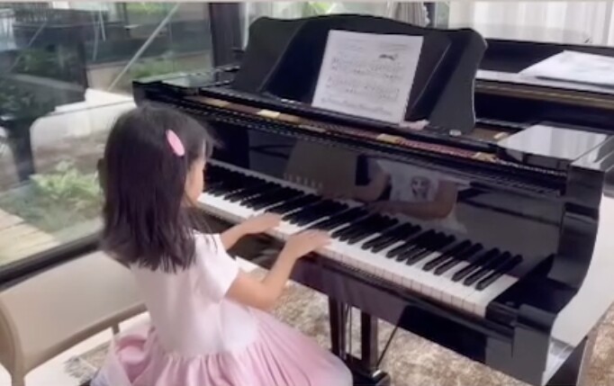 Mới 6 tuổi, con gái Đặng Thu Thảo đã được rèn hội hoạ, piano…chuẩn đại tiểu thư hào môn-1