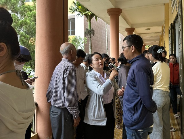 Hàng chục phụ huynh bức xúc kéo đến trường rút hồ sơ cho con-2