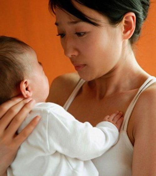 Chồng đưa cả nhà đi ăn cỗ, bắt vợ ở nhà trông con-1