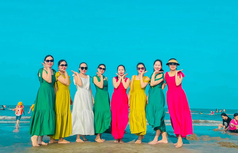 Gia đình ở Nghệ An có 8 con gái xinh đẹp, cùng nhau theo ngành y, dược-1