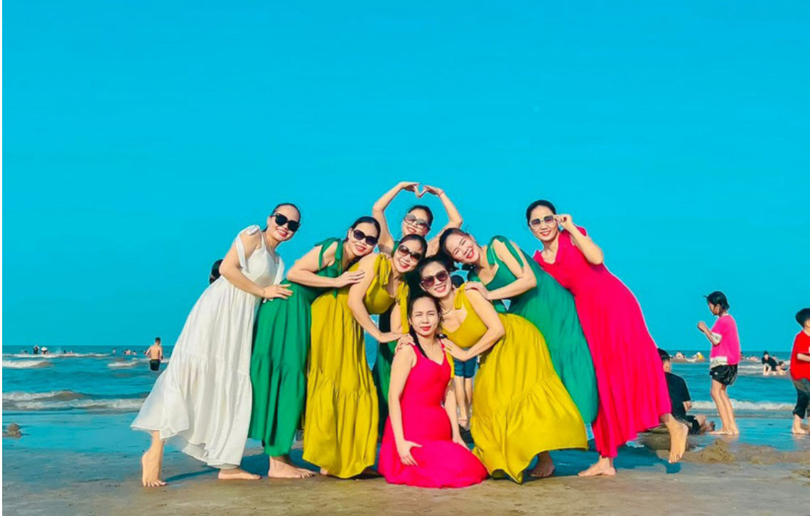 Gia đình ở Nghệ An có 8 con gái xinh đẹp, cùng nhau theo ngành y, dược-2