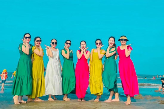 Gia đình ở Nghệ An có 8 con gái xinh đẹp, cùng nhau theo ngành y, dược