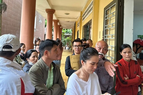 Phụ huynh Hà Nội bức xúc vì trẻ mầm non phải ăn cháo loãng, mì tôm đạm bạc-2