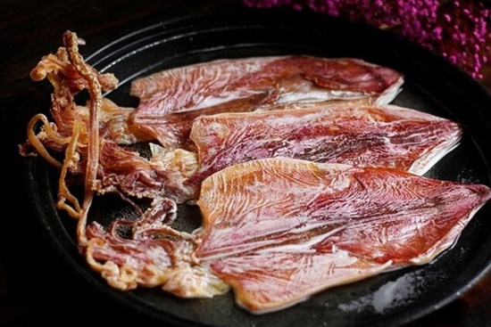 Nướng mực bằng than hay cồn ngon hơn?