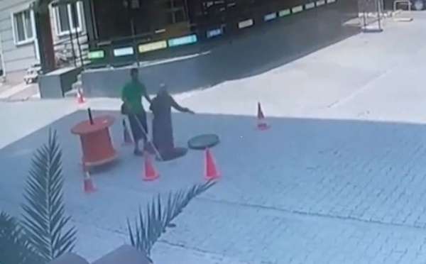 Đang đi bộ, nữ giáo viên bất ngờ rơi xuống cống thoát nước-1