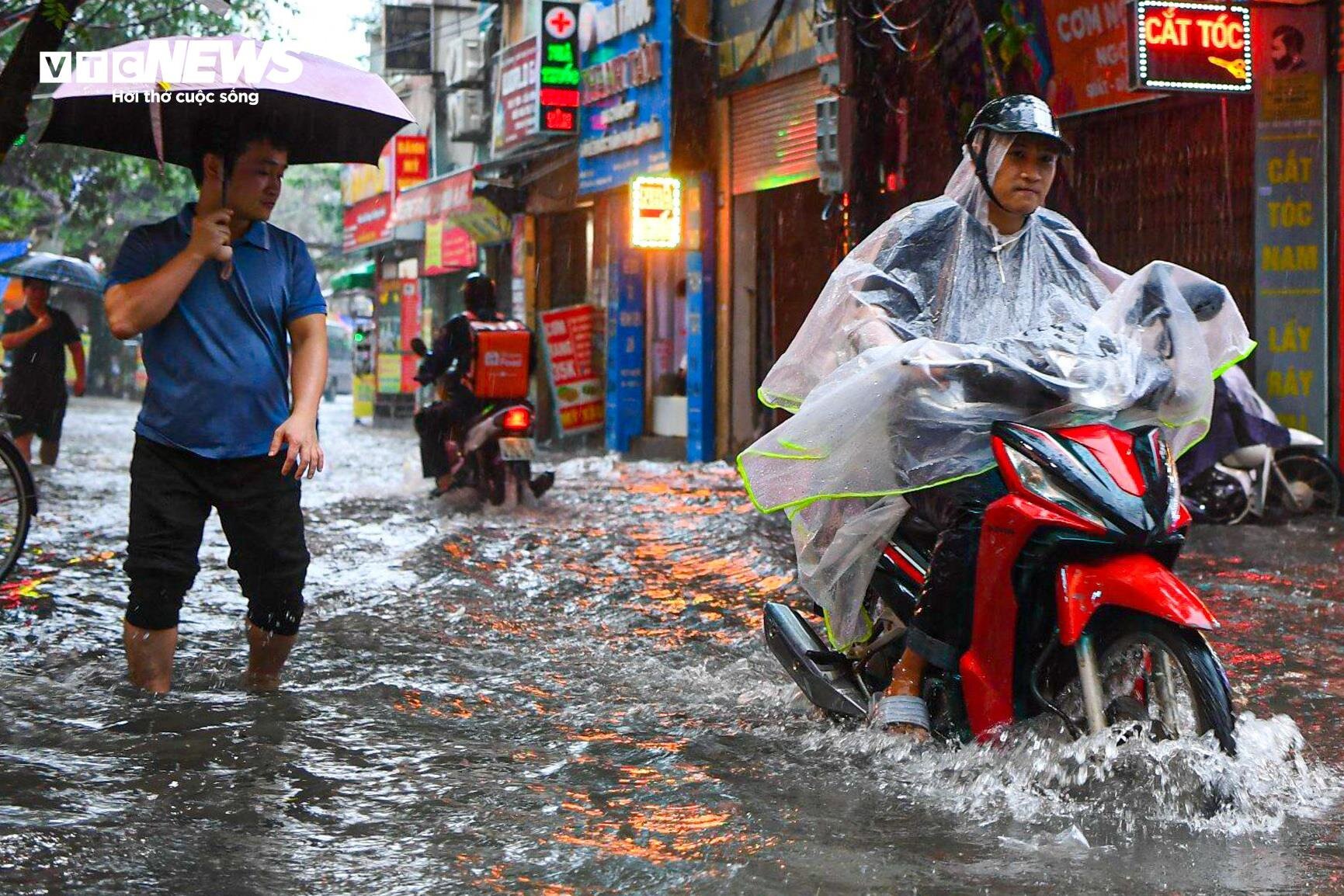 Hà Nội mưa từ sáng đến chiều, xe cộ bì bõm bơi trên đường-4