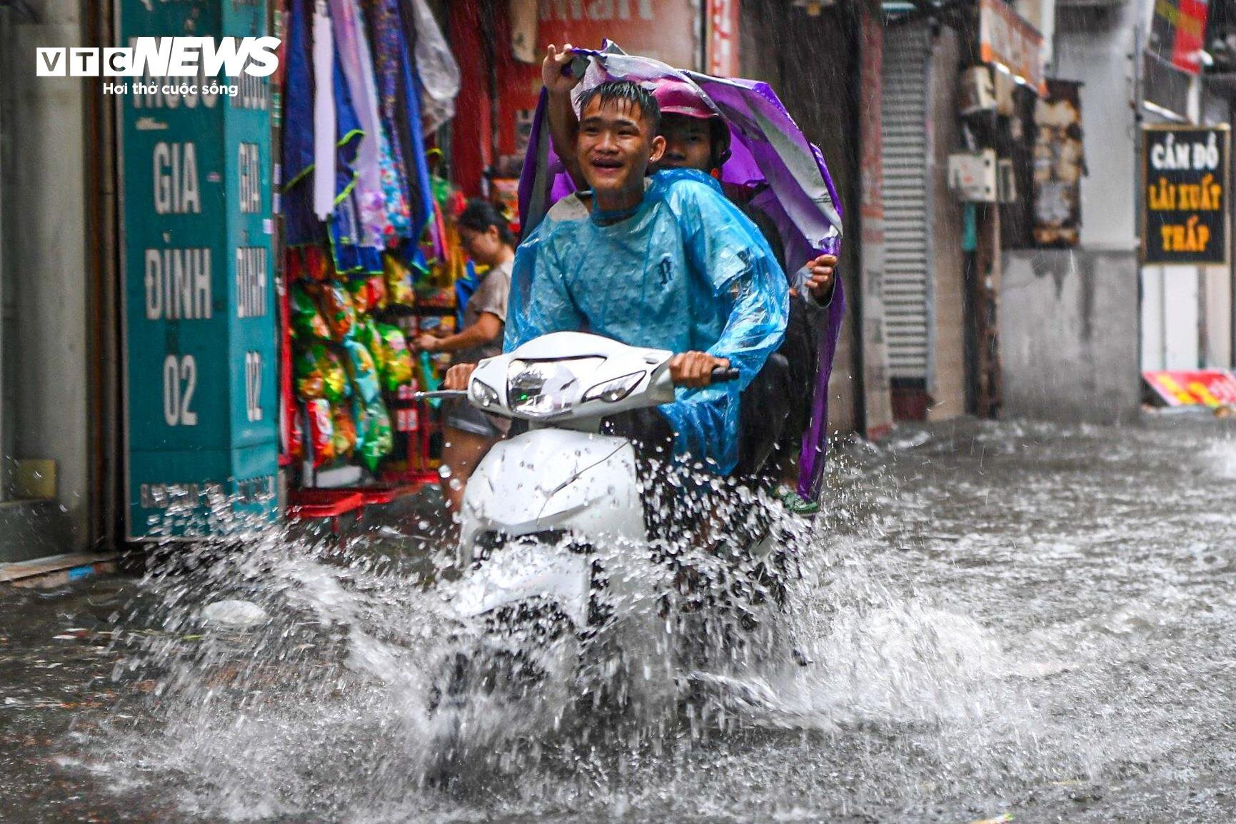 Hà Nội mưa từ sáng đến chiều, xe cộ bì bõm bơi trên đường-7