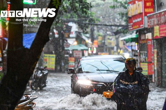 Hà Nội mưa từ sáng đến chiều, xe cộ bì bõm 'bơi' trên đường