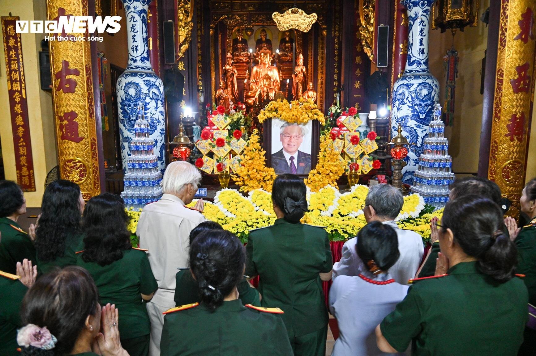 Người dân đến chùa Quán Sứ cầu siêu, tưởng nhớ Tổng Bí thư Nguyễn Phú Trọng-1