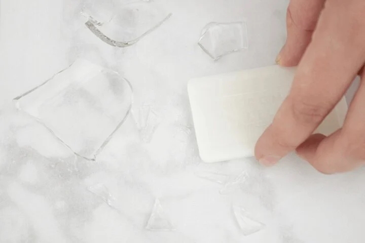 Vì sao nên cắt nhỏ cục xà bông rồi để ở góc phòng?-2