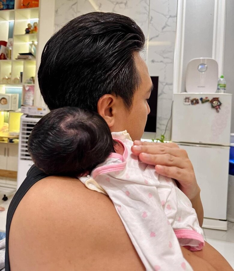8 năm ròng rã tìm con”, Thanh Duy U40 lên chức bố bỉm sữa, khéo phụ vợ Kha Ly chăm ái nữ-1
