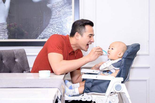 8 năm ròng rã tìm con”, Thanh Duy U40 lên chức bố bỉm sữa, khéo phụ vợ Kha Ly chăm ái nữ-6