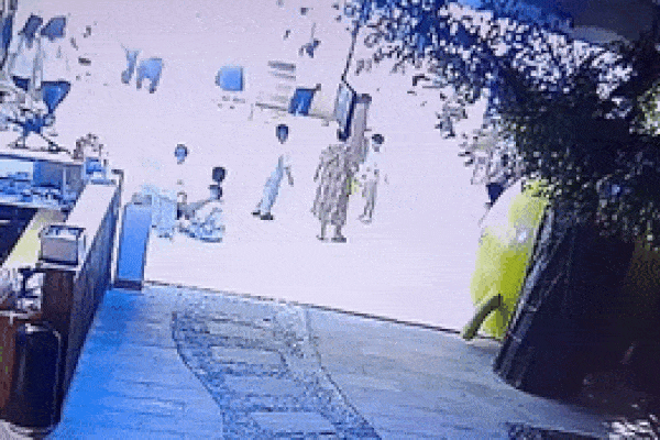 Trần nhà trong trung tâm thương mại bất ngờ đổ sập, khách cuống cuồng tháo chạy