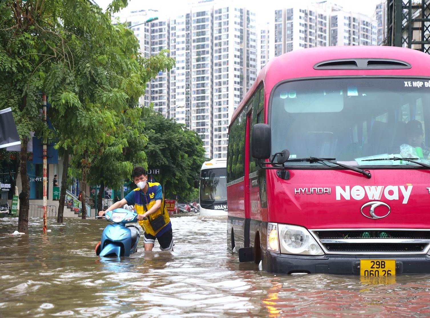 Ốc đảo triệu đô ngập sâu, người dân vật vã lội nước đi làm-4