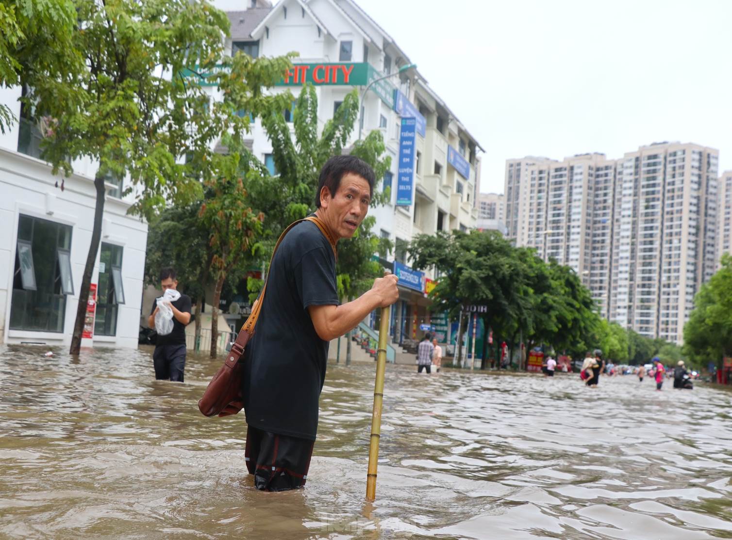 Ốc đảo triệu đô ngập sâu, người dân vật vã lội nước đi làm-6