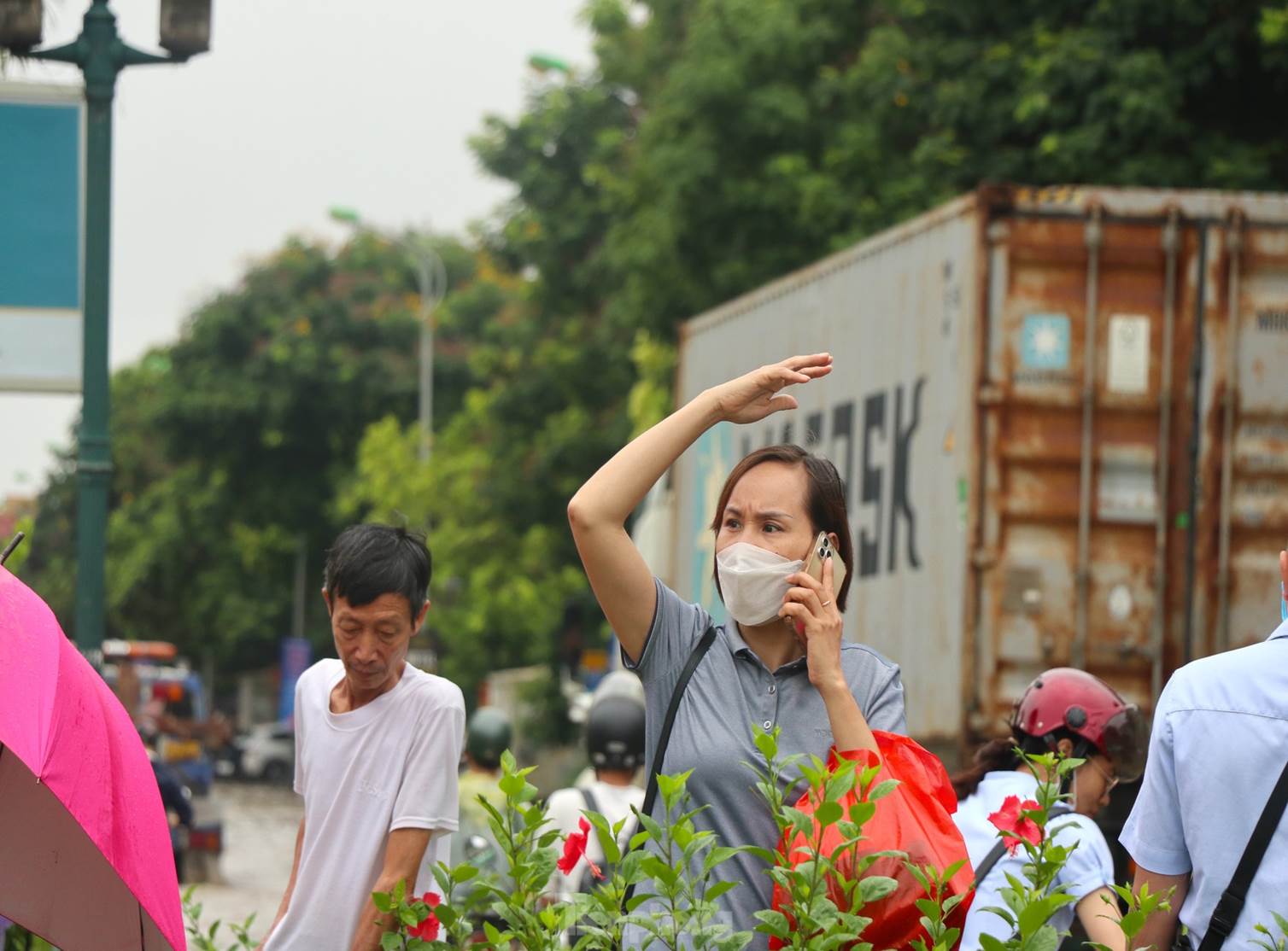 Ốc đảo triệu đô ngập sâu, người dân vật vã lội nước đi làm-9