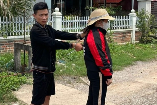 Đề nghị truy tố đối tượng dùng tua vít đâm vợ dã man