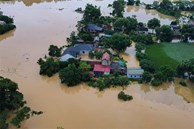 Ngoại thành Hà Nội có nơi ngập sâu, nước mênh mông