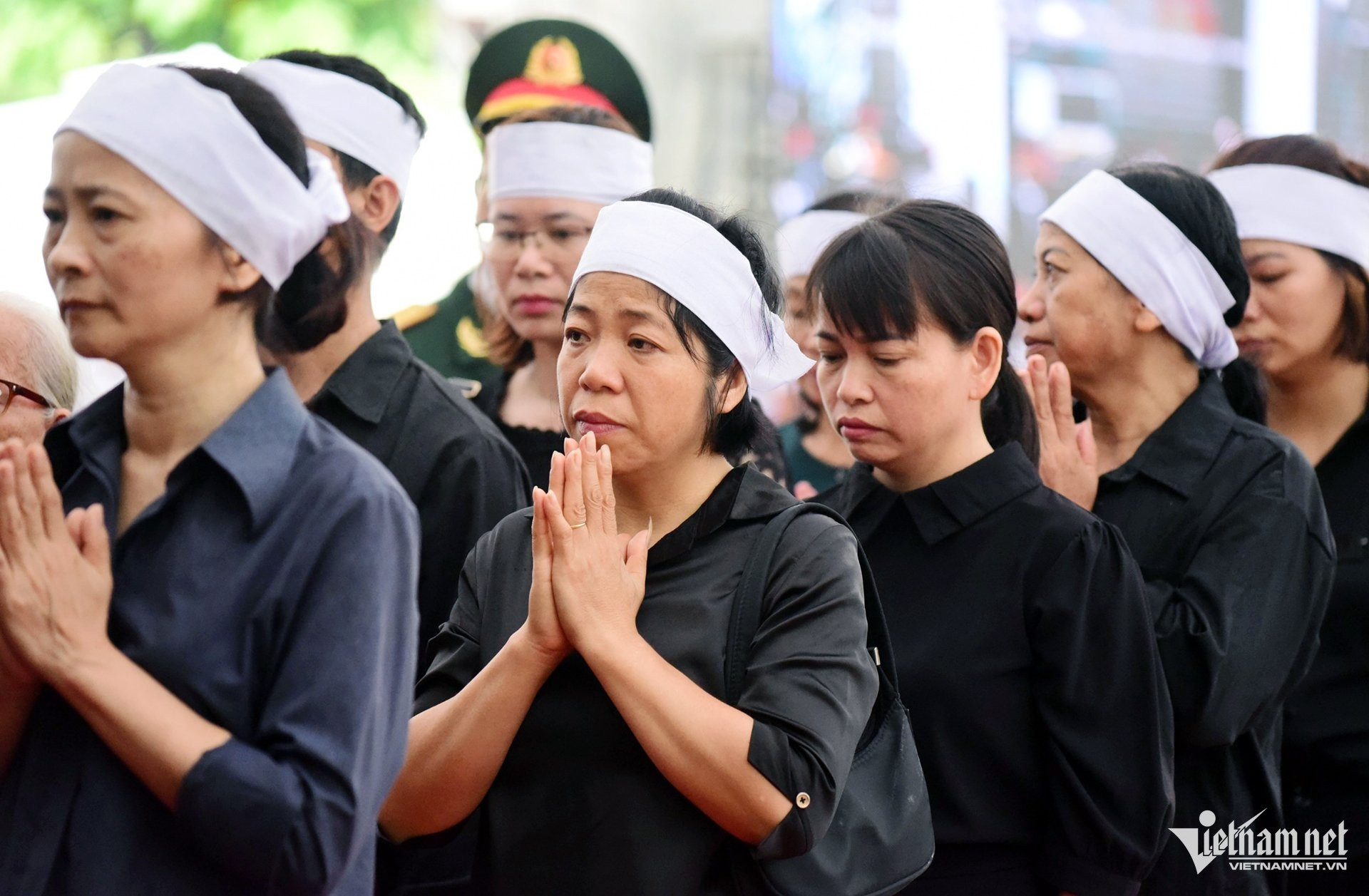 Nước mắt lăn dài trong lúc chờ vào viếng Tổng Bí thư Nguyễn Phú Trọng-4