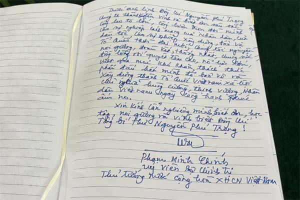 Cụ ông 93 tuổi chống gậy đến viếng Tổng Bí thư Nguyễn Phú Trọng từ 4h sáng-4