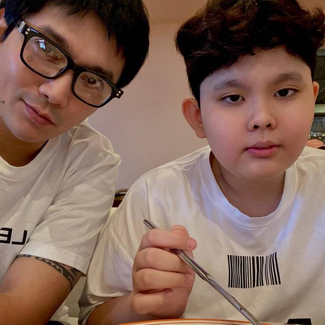 Chồng cũ Trương Quỳnh Anh ôn lại kỷ niệm 10 năm trước với con trai, Sushi nay 1m8, điển trai bỏ xa bố-7