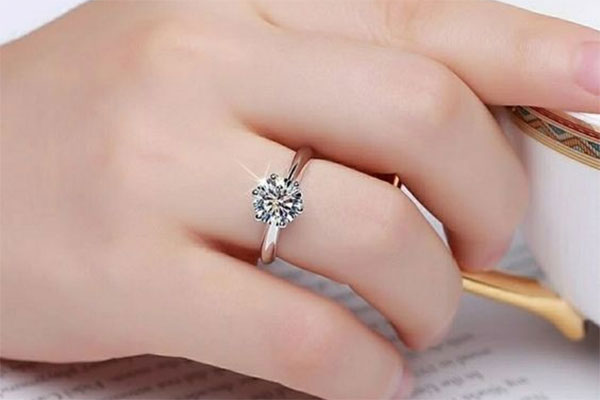 Ly hôn đã 3 năm, bố chồng cũ đột nhiên gọi điện, bảo tôi về nhận đất-1