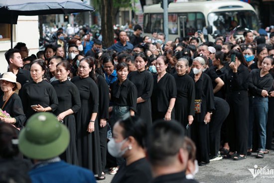 Dòng người nối dài qua các phố vào viếng Tổng Bí thư Nguyễn Phú Trọng