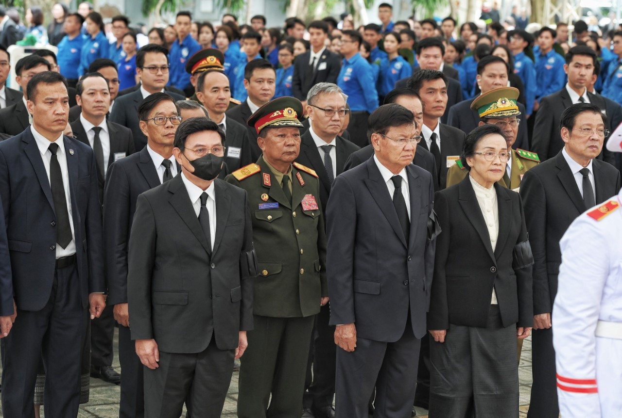 Tổng Bí thư, Chủ tịch nước Lào và phu nhân xúc động viếng Tổng Bí thư-1