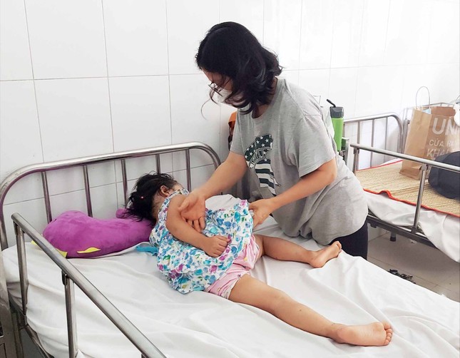 Bố mẹ đứng ngồi không yên vì con dậy thì sớm-1