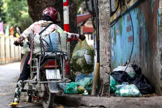 Hàng xóm cứ nửa đêm lại rình mò ở cổng sau nhà tôi và pha xử lý dứt khoát của cô giúp việc