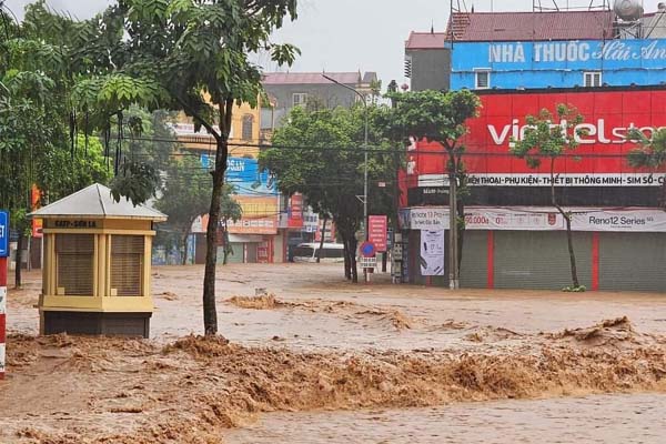 Sạt lở núi, khách du lịch hoảng sợ bỏ chạy thoát thân-2