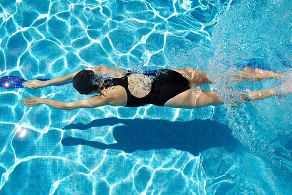 Xuống bể bơi, cô gái sốc khi tóc bỗng hóa xanh: Thủ phạm bất ngờ-3