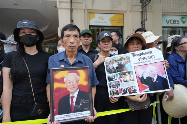 Người dân đứng chờ dọc các tuyến phố tiễn biệt Tổng Bí thư Nguyễn Phú Trọng-2