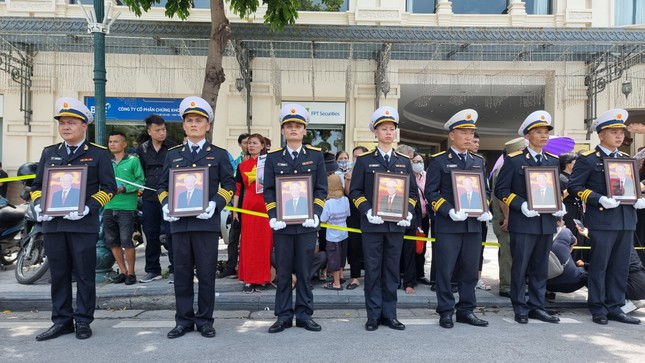 Người dân đứng chờ dọc các tuyến phố tiễn biệt Tổng Bí thư Nguyễn Phú Trọng-3