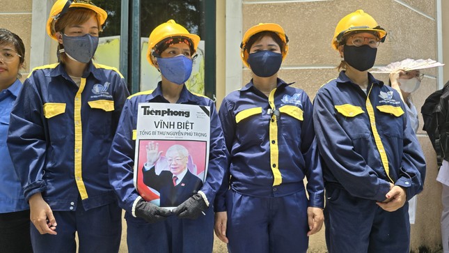 Người dân đứng chờ dọc các tuyến phố tiễn biệt Tổng Bí thư Nguyễn Phú Trọng-5