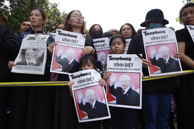 Người dân đứng chờ dọc các tuyến phố tiễn biệt Tổng Bí thư Nguyễn Phú Trọng-6