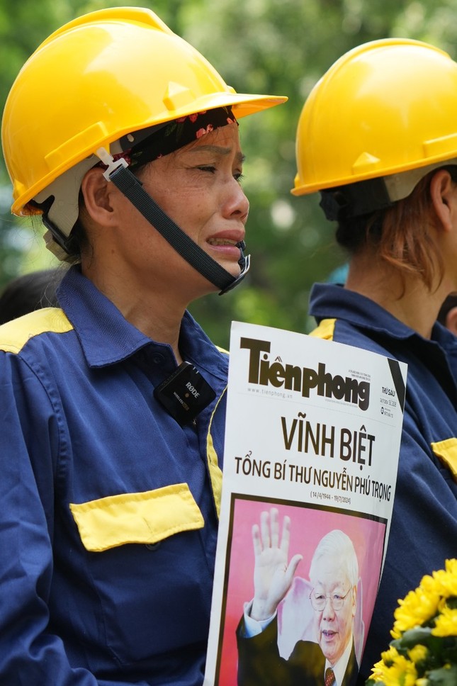 Người dân đứng chờ dọc các tuyến phố tiễn biệt Tổng Bí thư Nguyễn Phú Trọng-7