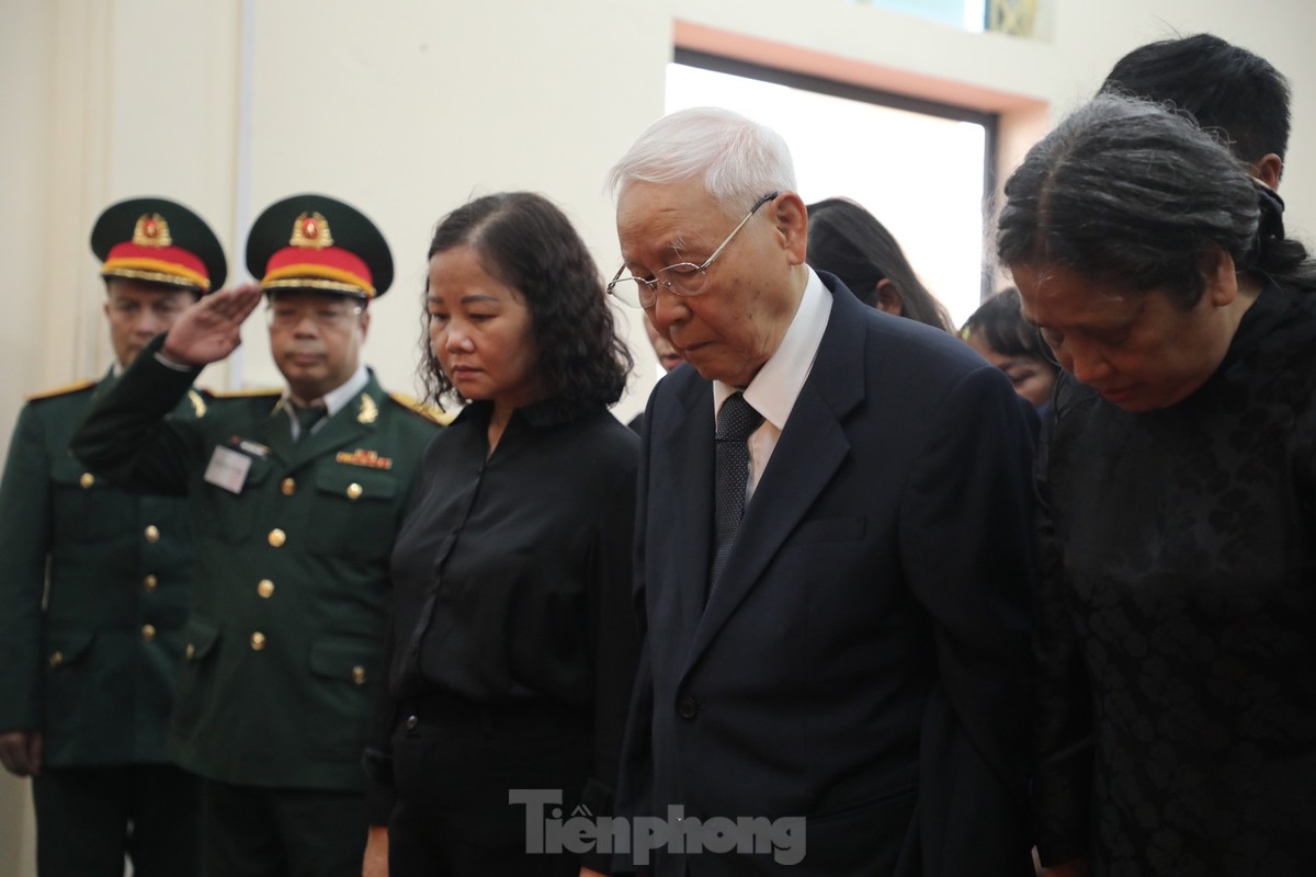 Hình ảnh thầy giáo của Tổng Bí thư Nguyễn Phú Trọng đi xe lăn, chống gậy đến viếng người học trò-6