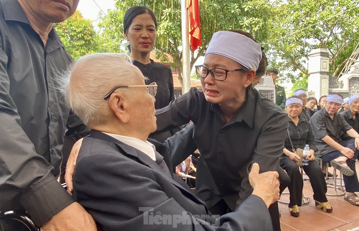 Hình ảnh thầy giáo của Tổng Bí thư Nguyễn Phú Trọng đi xe lăn, chống gậy đến viếng người học trò-9