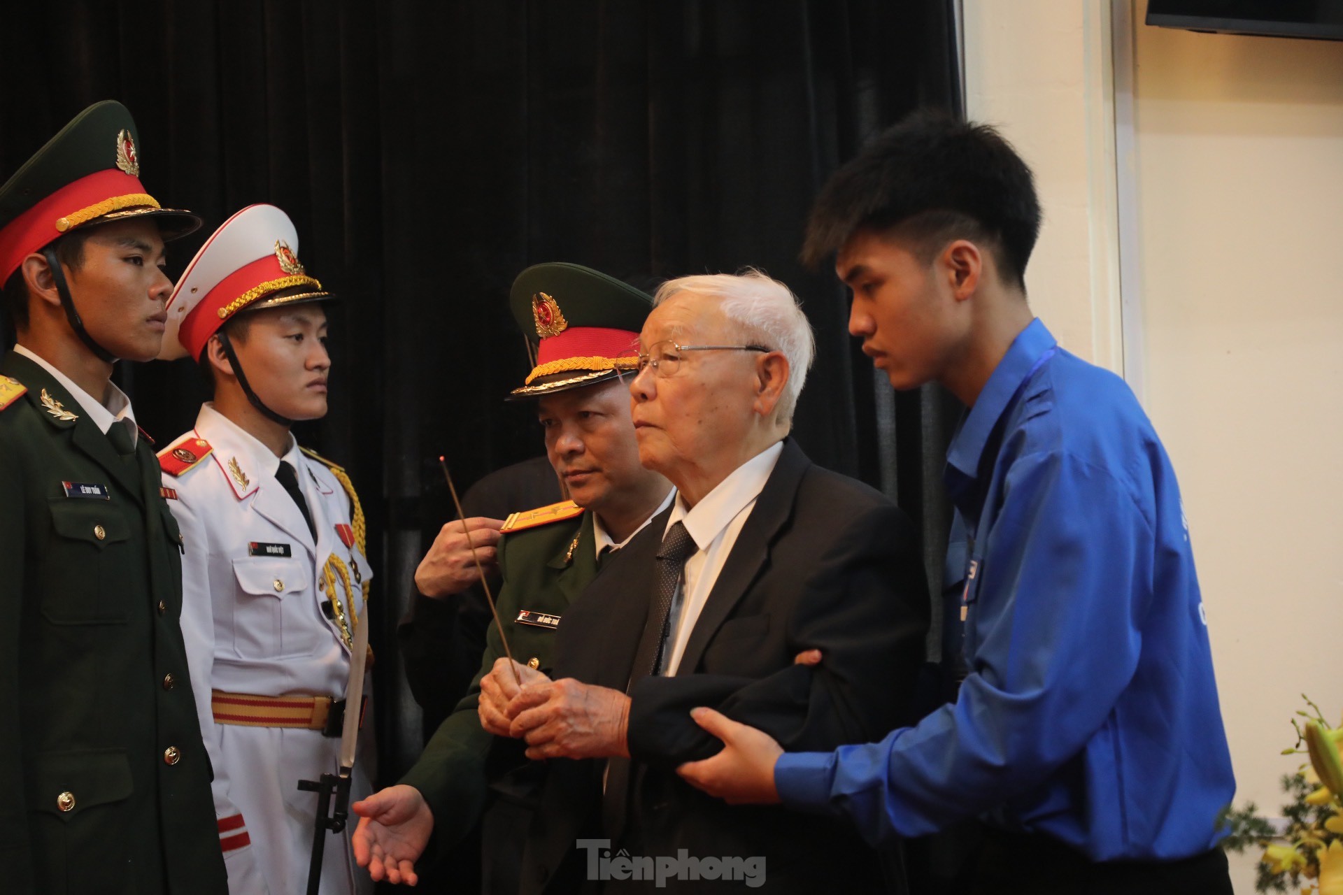 Hình ảnh thầy giáo của Tổng Bí thư Nguyễn Phú Trọng đi xe lăn, chống gậy đến viếng người học trò-3