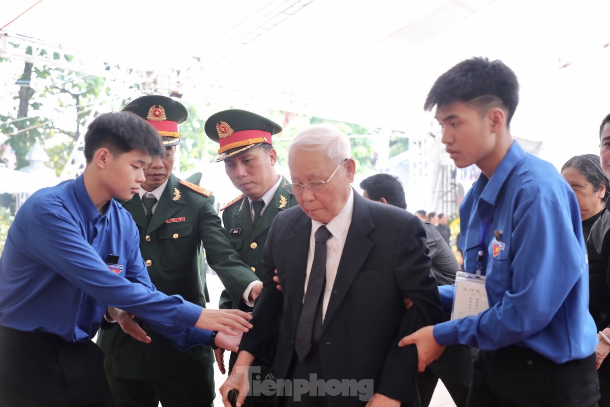 Hình ảnh thầy giáo của Tổng Bí thư Nguyễn Phú Trọng đi xe lăn, chống gậy đến viếng người học trò-2