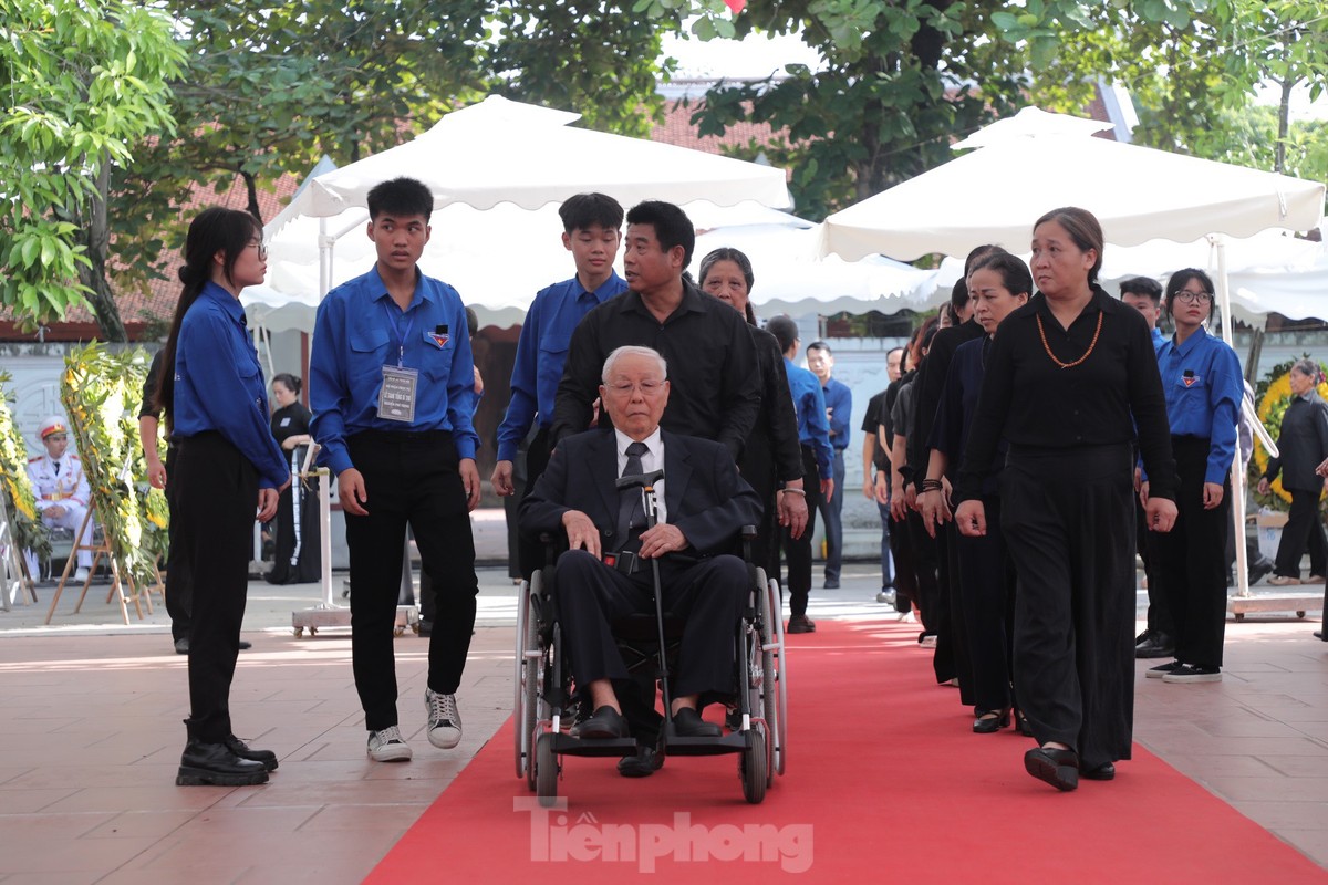 Hình ảnh thầy giáo của Tổng Bí thư Nguyễn Phú Trọng đi xe lăn, chống gậy đến viếng người học trò-1