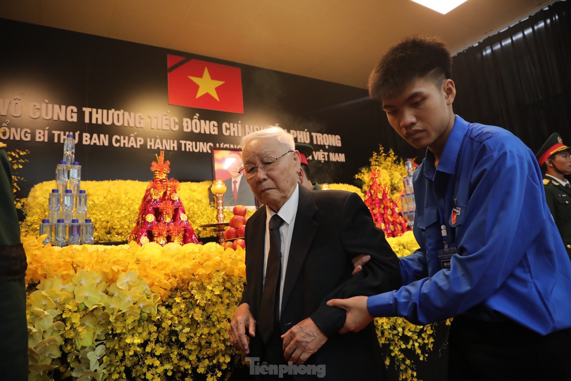 Hình ảnh thầy giáo của Tổng Bí thư Nguyễn Phú Trọng đi xe lăn, chống gậy đến viếng người học trò-5