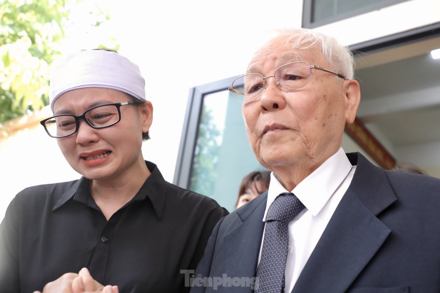 Hình ảnh thầy giáo của Tổng Bí thư Nguyễn Phú Trọng đi xe lăn, chống gậy đến viếng người học trò-8